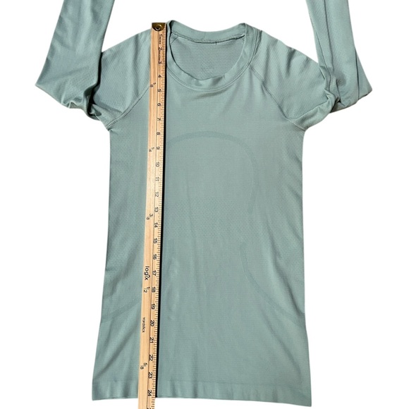 lululemon | Swiftly Tech Long-Sleeve Shirt 2.0 Waist in Crater Blue, Sz 2 W3HHIS - Picture 9 of 11